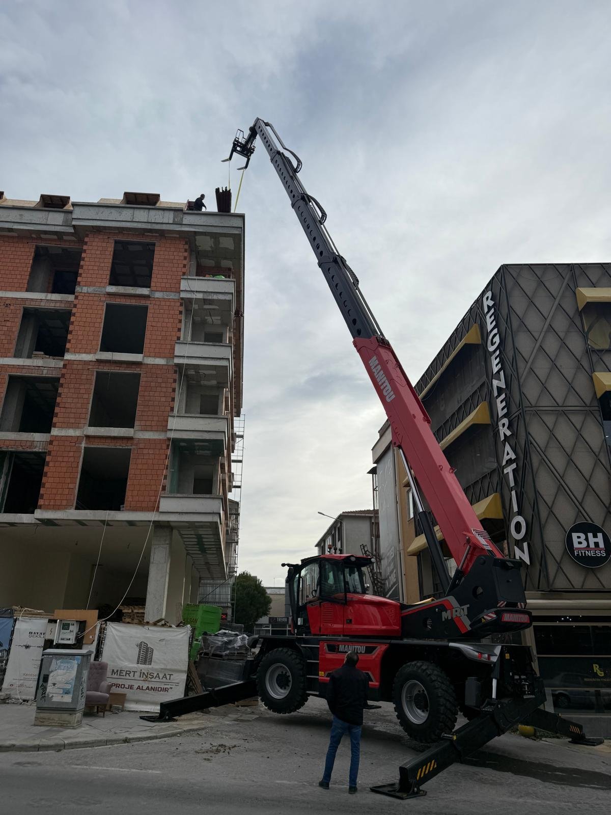 Kardeşler Manitou Kiralama ile Yük Kaldırma İşlerinde En Güvenli Çözüm